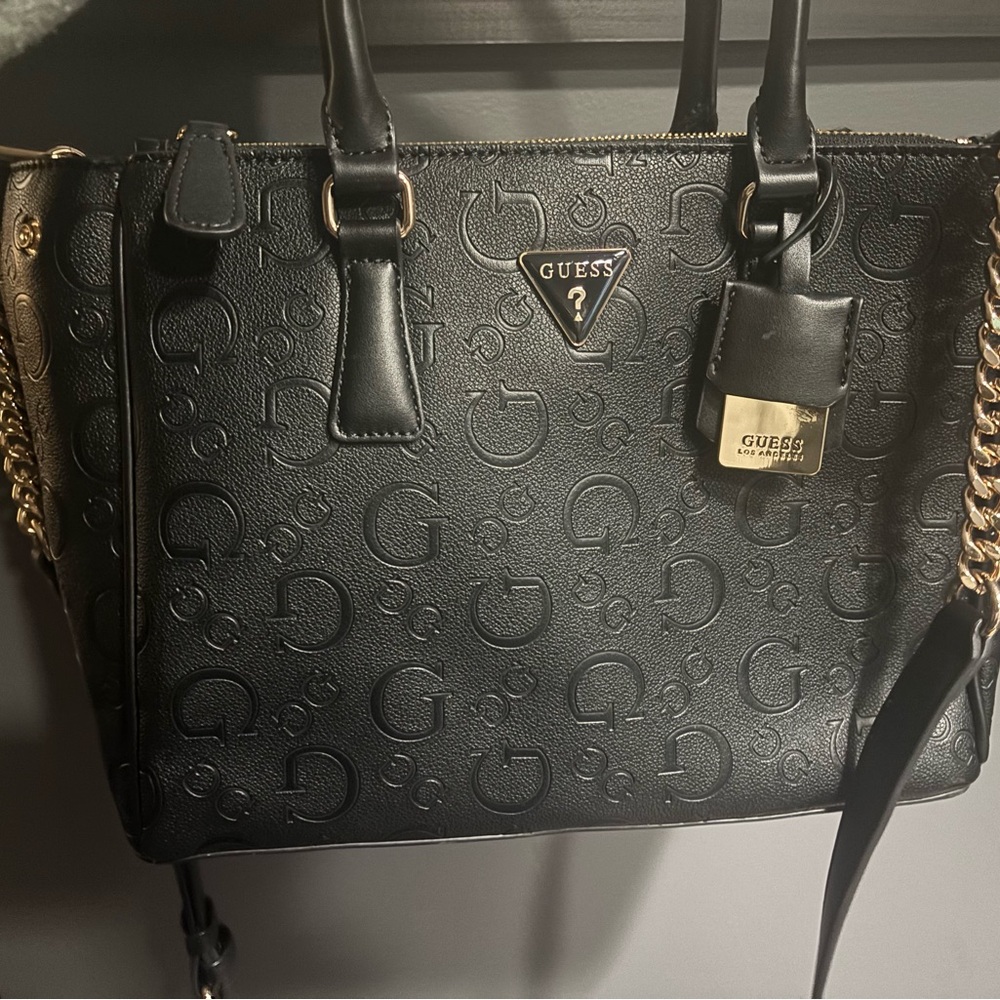 Black and guess purse . Used once . Smoke free home . Got in winter of 2024